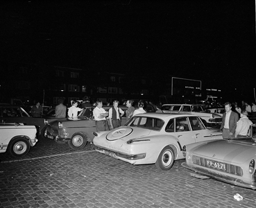 850520 Gezicht op een gedeelte van de automarkt in de avond, op het Veemarktplein te Utrecht, vlak voor de verhuizing ...
